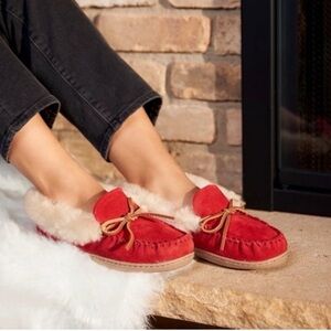 Minnetonka Women's Alpine Sheepskin Moccasin Red Slip On Slippers Suede Size 7